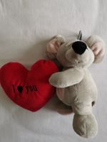 Souris en peluche avec coeur