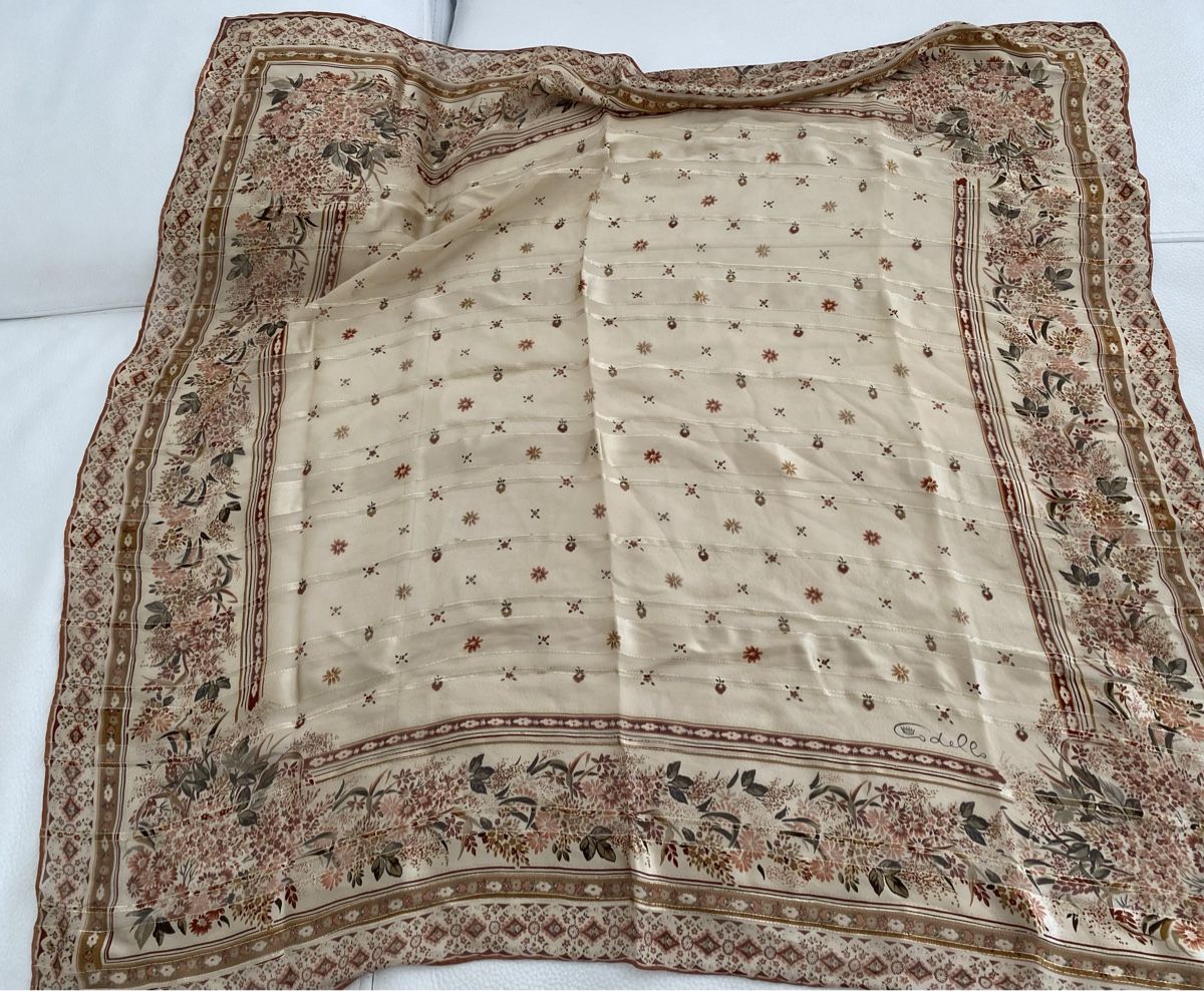 Codello Foulards, Tücher & Schals: Codello Seiden Foulard 🌸 – Gebraucht aus Opfikon von Luis144