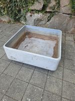 Alter Blumentopf auf Rollen