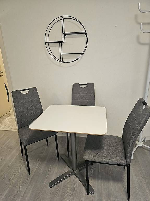 Set de table et chaises: Table et 3 chaises – D'occasion à Misery par caropett11 1