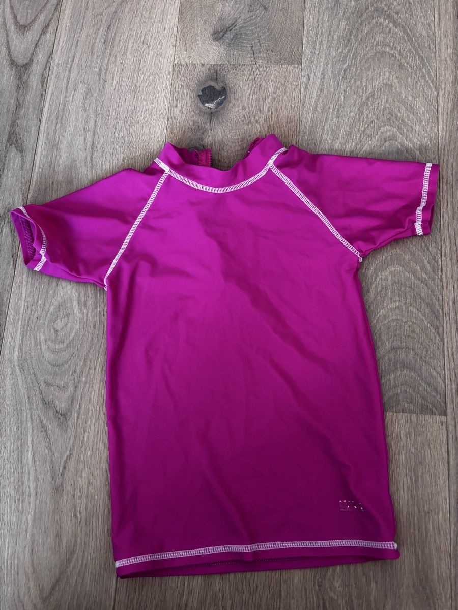 Lotti & Set di vestiti: Bade Tshirt Paket Mädchen Grösse 98 – Usato da Wahlen b. Laufen venduto da Slash077 2