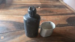 Feldflasche mit Becher Aluminium schwarz Militär gebraucht