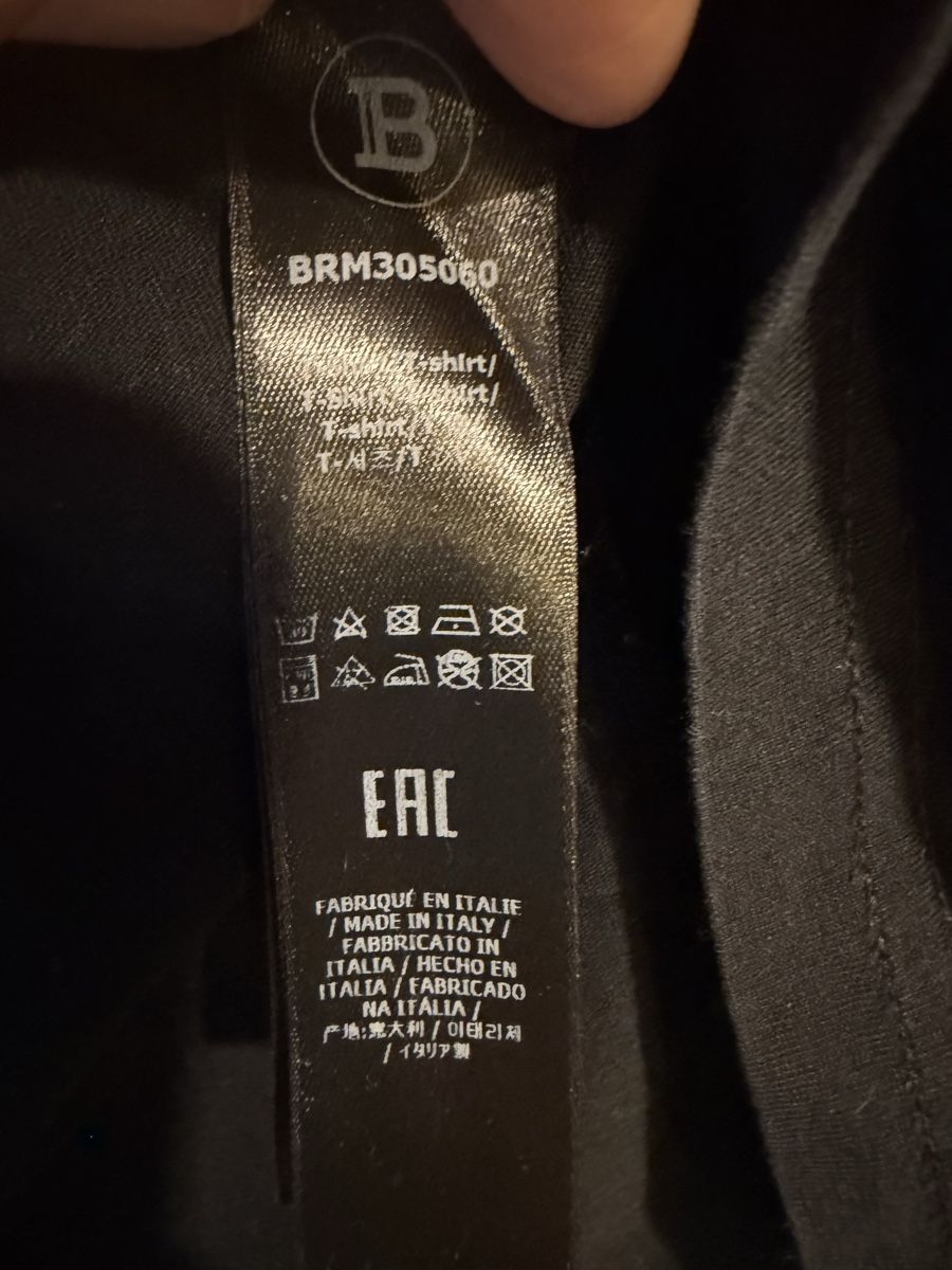 Balmain T-shirt: Balmain T shirt con piccolo buchino – Usato da Lugano venduto da can_xdd8 5