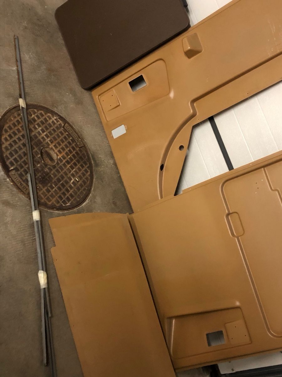 VW Autres accessoires pour camping: VW T3 Multivan Verkleidungen mit Tisch – D'occasion à Novazzano par macpanzer80 1