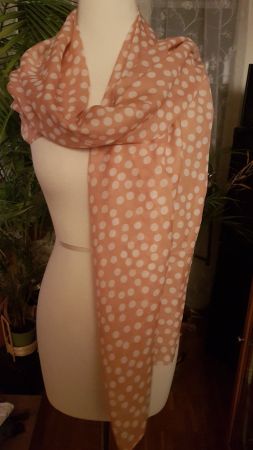 Braun-oranges Longfoulard mit weissen Punkten