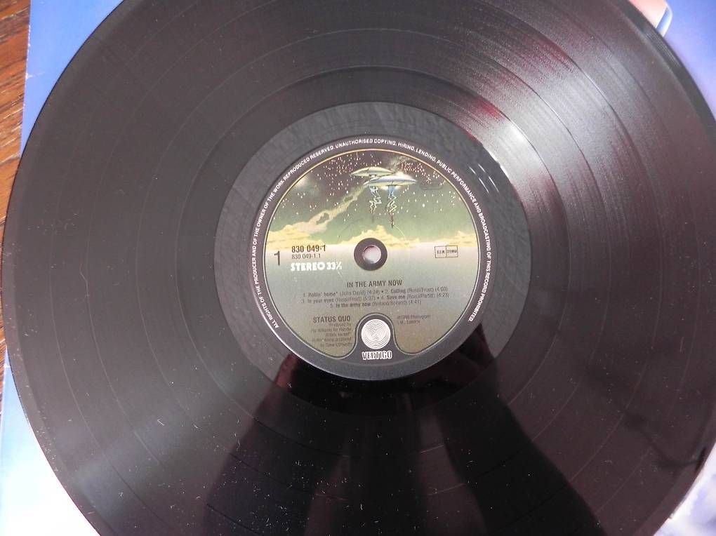 Schallplatten: Disque vinyle Status Quo "In The Army Now" – Gebraucht aus la Chaux-de-Fonds von Lampe 2