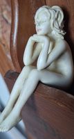 Figurine femme assise 