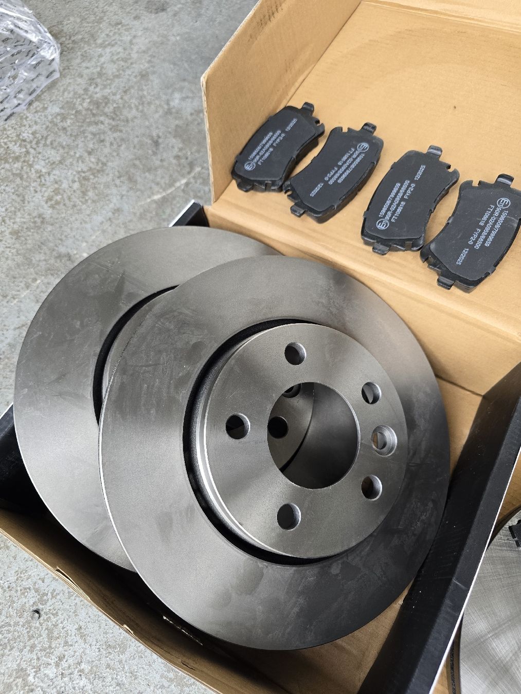 VW Tutti pezzi di ricambio auto: Bremsensatz VW Transporter T6 Bus – Nuovo e nell'imballaggio originale da Menziken venduto da JJRacing 4