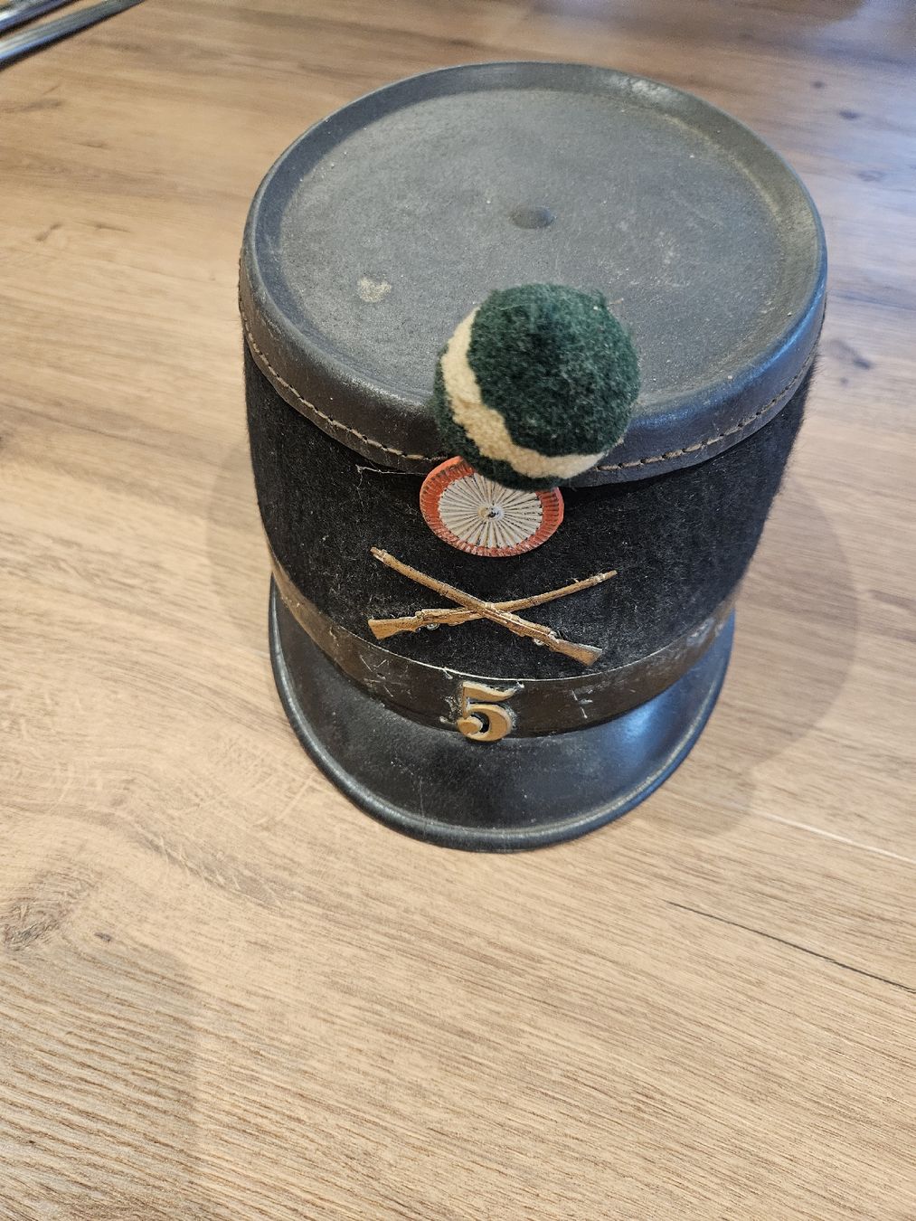 Uniformi: vermutlich Schweizer Tschakos Nr 5 – Usato da Hasle b. Burgdorf venduto da mir_qk9d