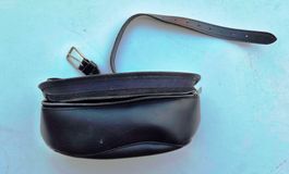 Schwarze Leder-Bauchtasche / Gürteltasche – Ergonomisch