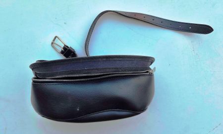 Schwarze Leder-Bauchtasche / Gürteltasche – Ergonomisch
