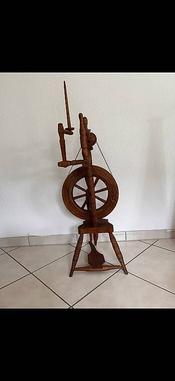Rouets anciens: Grand rouet décoratif  – D'occasion à Les Evouettes par Florikatia 1