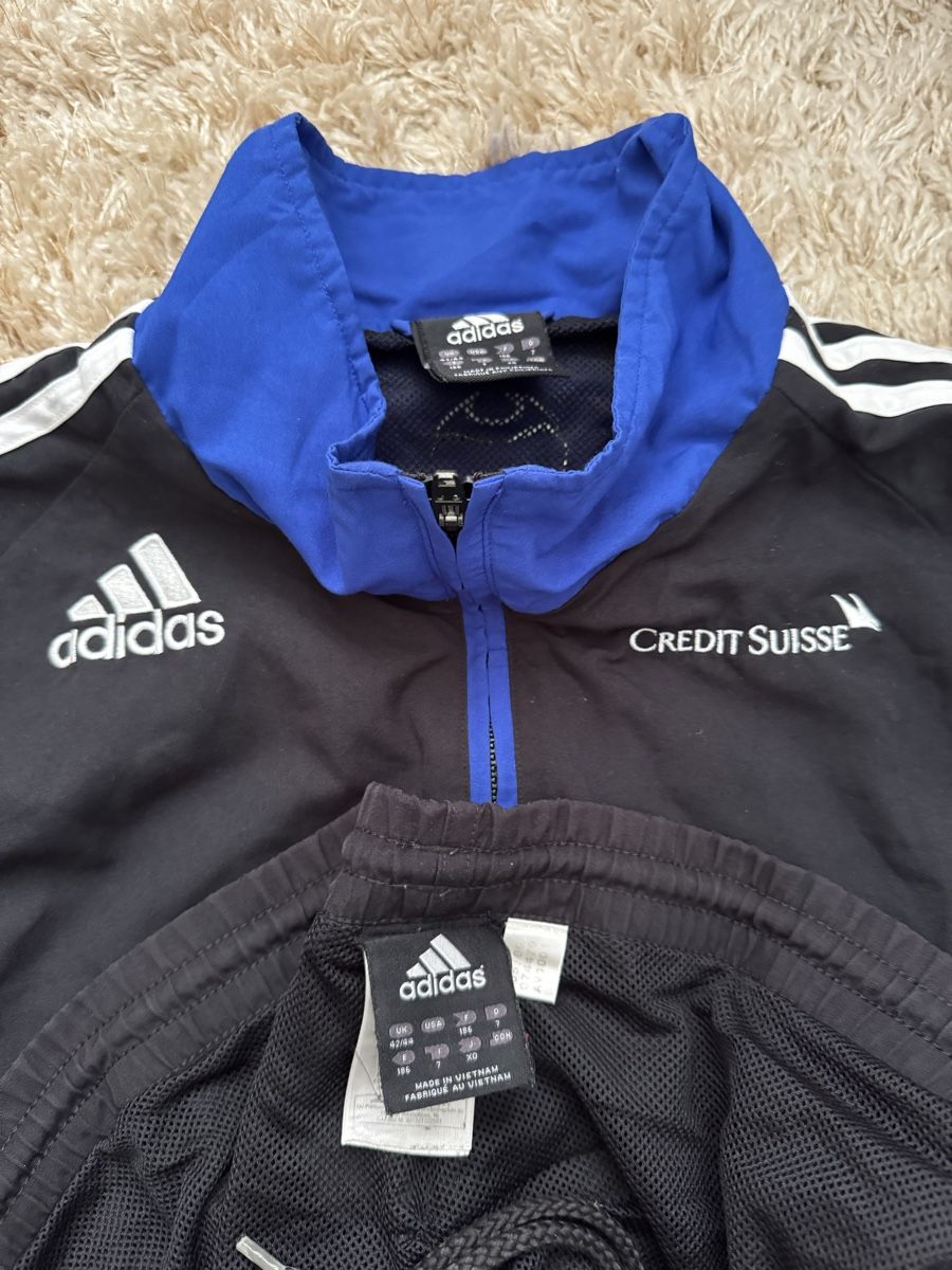 Adidas Lotti di vestiti: Vintage Adidas Credit Suisse Trainer Set – Usato da Kerns venduto da SMITE 1