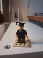 Lego Minifigur Student mit Doktorhut schwarz guter Zustand