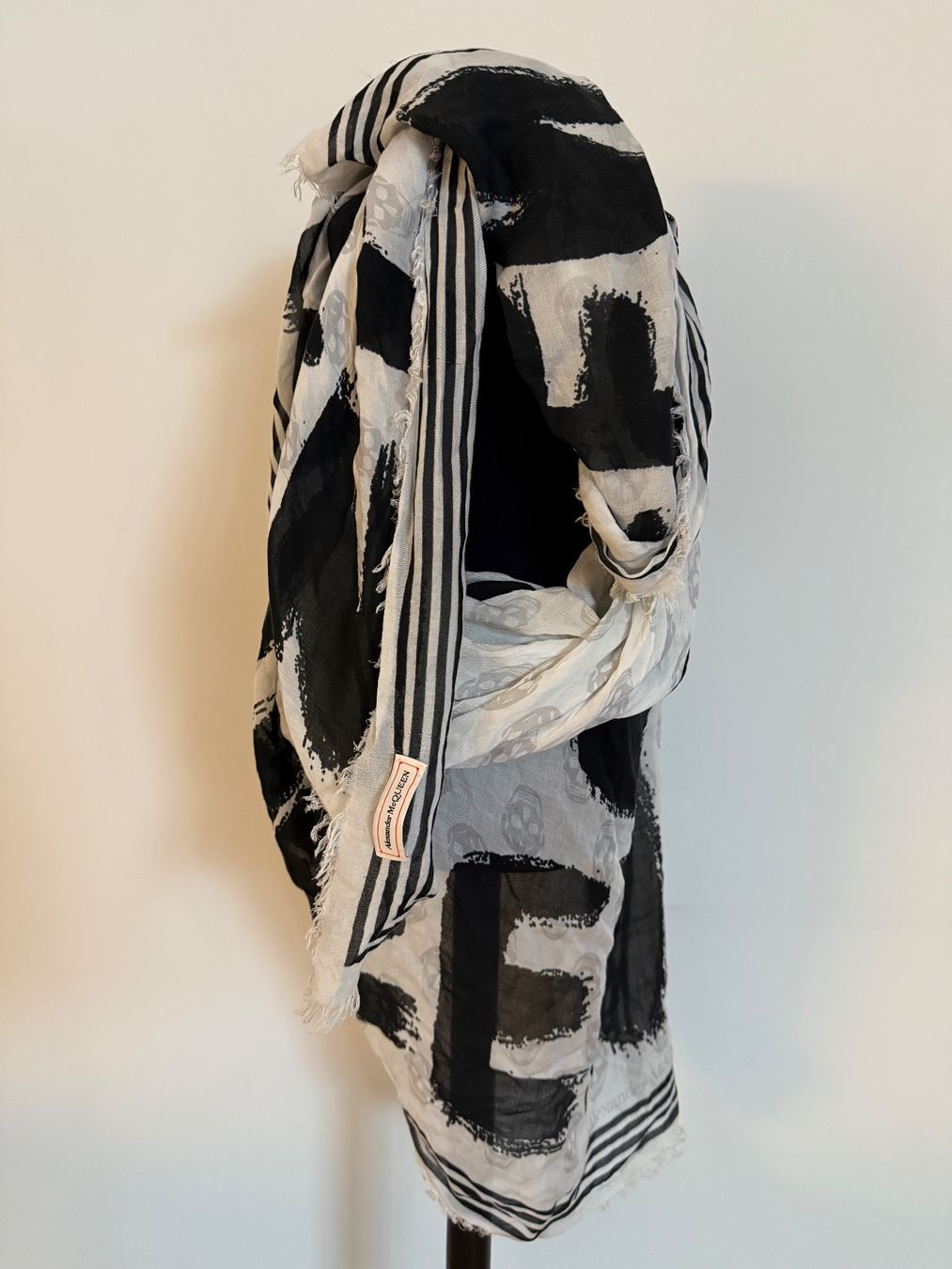 Alexander Mcqueen Foulard & Sciarpe: Alexander McQueen Skull Schal Schwarz/Weiss – Usato da Basel venduto da Rouge.