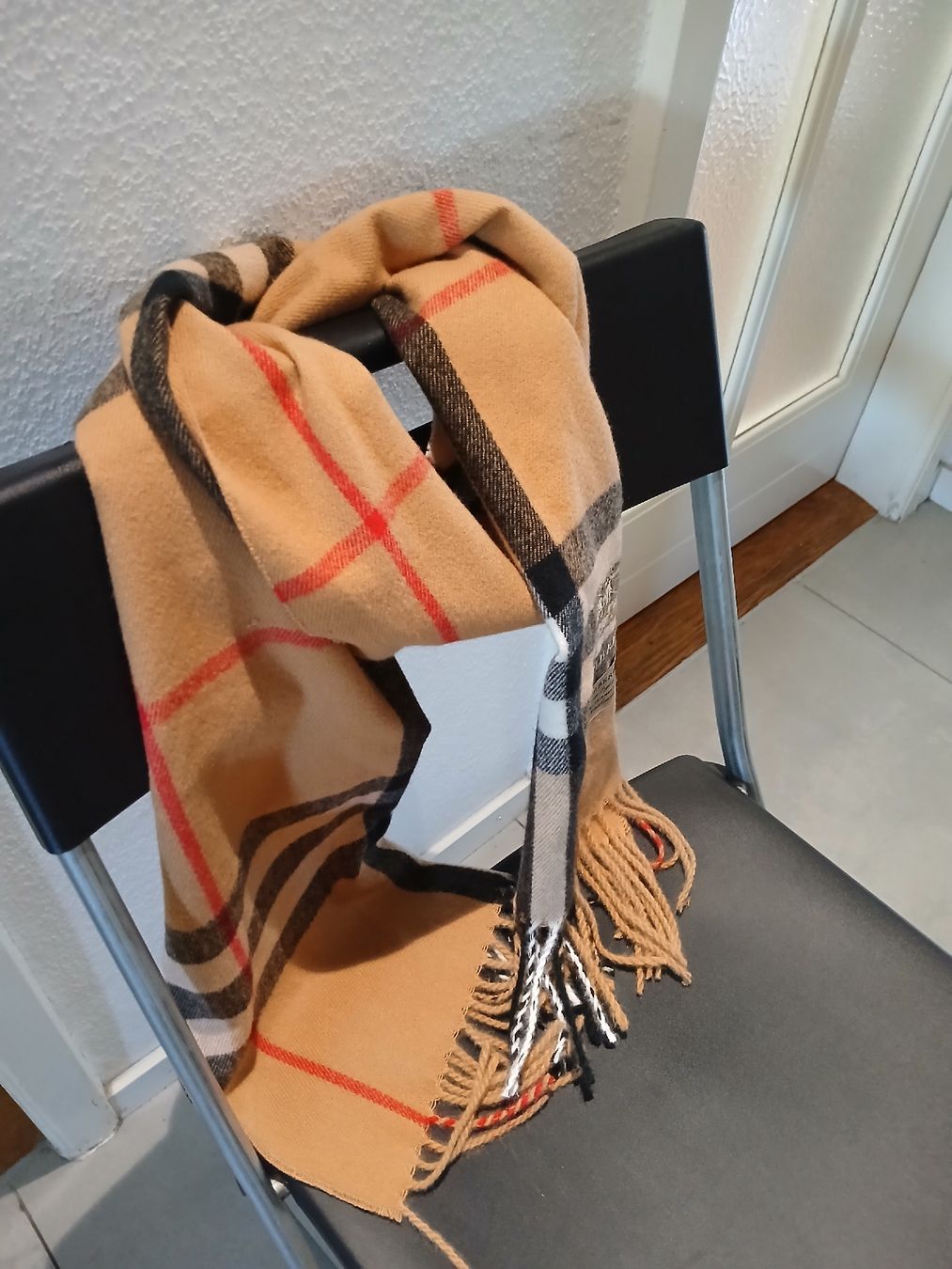Burberry Foulard & Sciarpe: Écharpe Burberry classique,doux pour la saison – Usato da Renens VD venduto da Kizberg. 5