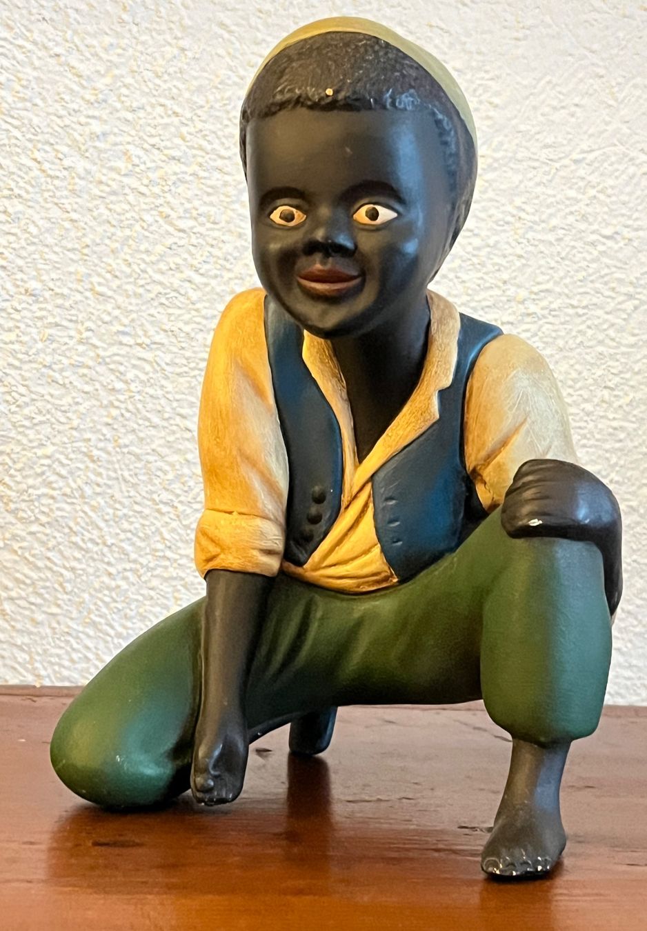 Statuette: Dekorative Vintage  -  Figur, Junge hockend, Keramik – Usato da Stetten AG venduto da Brissago25 1