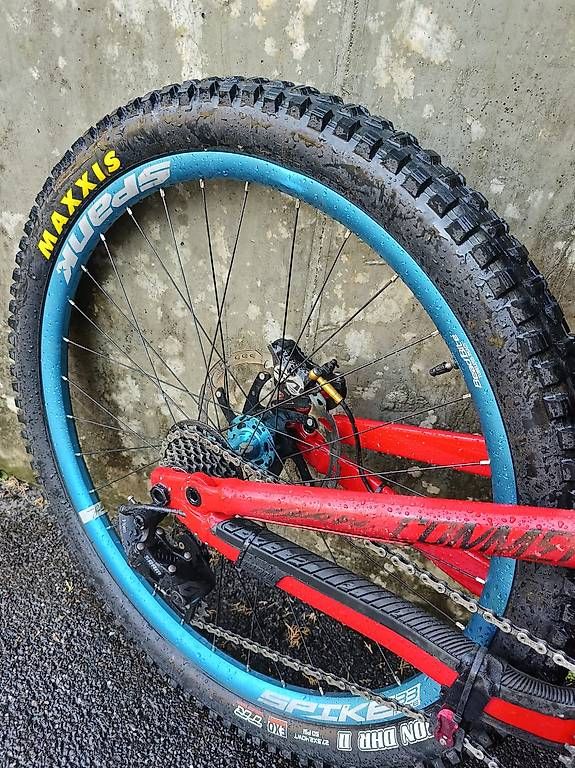 Vélos: Commencal Supreme DH V4 27.5"  – D'occasion à Steffisburg par Jaeeeel 3