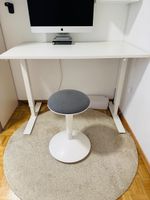 Tabouret assis-debout gris et blanc bon état
