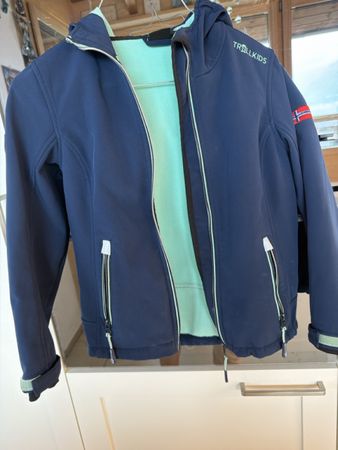 Trollkids Softshelljacke dunkelblau mit Kapuze Grösse 140