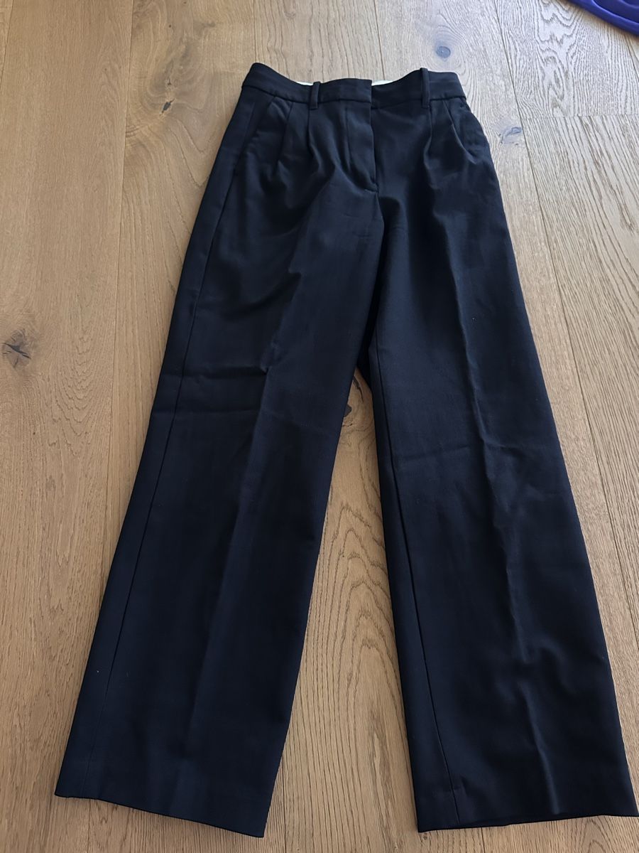 Hosen: Aritzia The Effortless Pant Eversential schwarz Grösse 0 – Gebraucht aus St. Gallen von Roya24 1