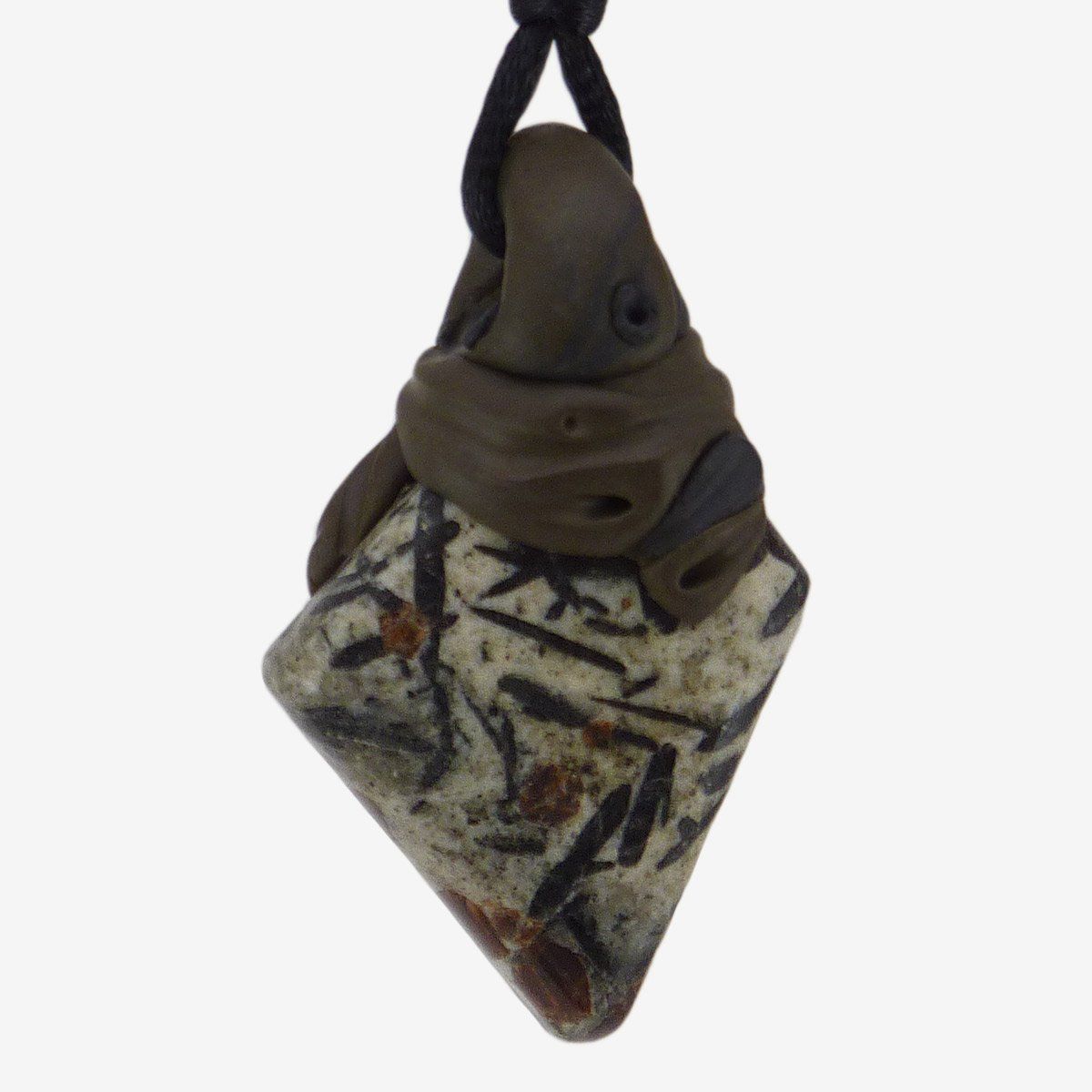 Minerali & Pietre curative: Granat in Hornblende Steinanhänger mit eingefasstem Malachit – Nuovo e nell'imballaggio originale da Meilen venduto da Kaleidoskopia 2