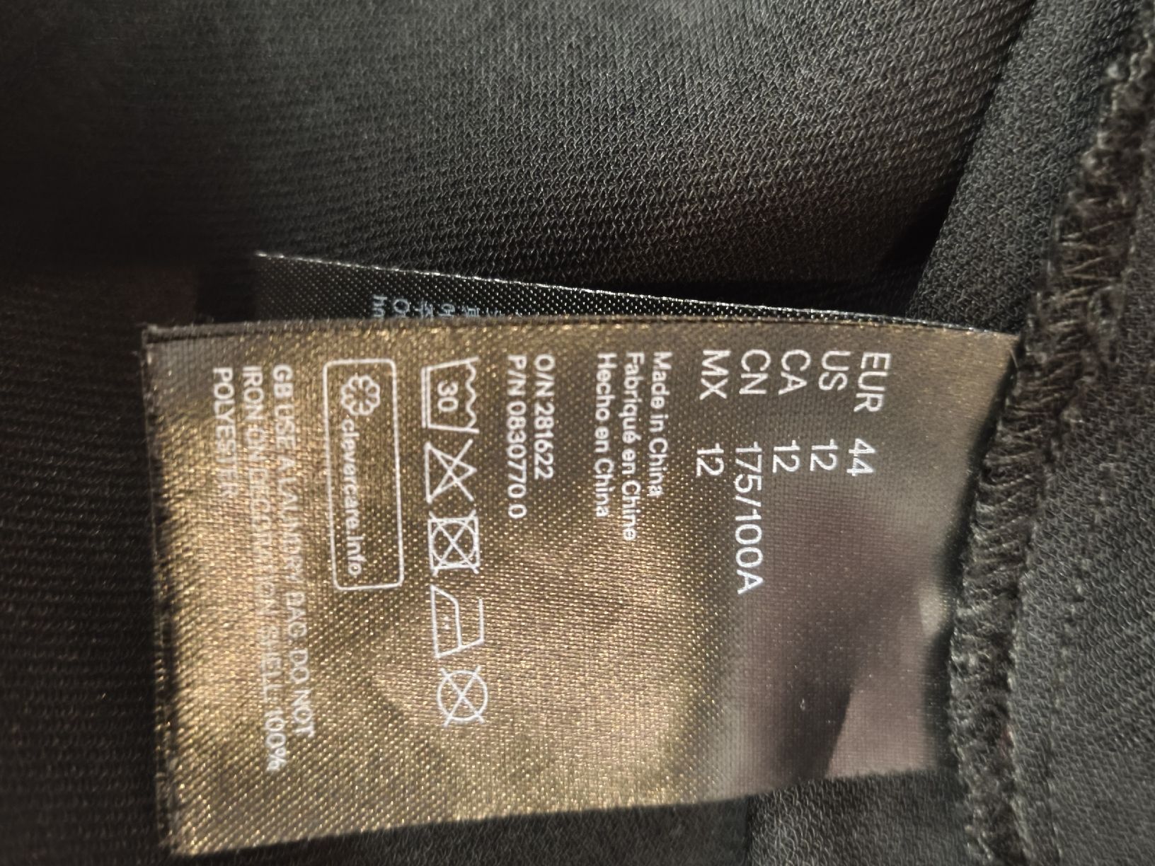 H&M Vestiti: Kleid schwarz Grösse 44 mit Perlenbesatz an den Aermeln – Usato da Emmetten venduto da SecondhandSiska 4