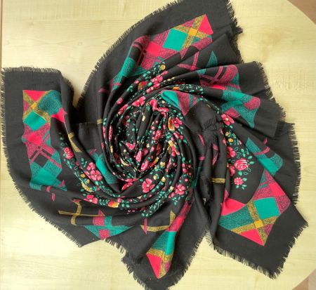Wolle 115x118 / NP65CHF Schal Pareo Halstuch  Blumen Wolle