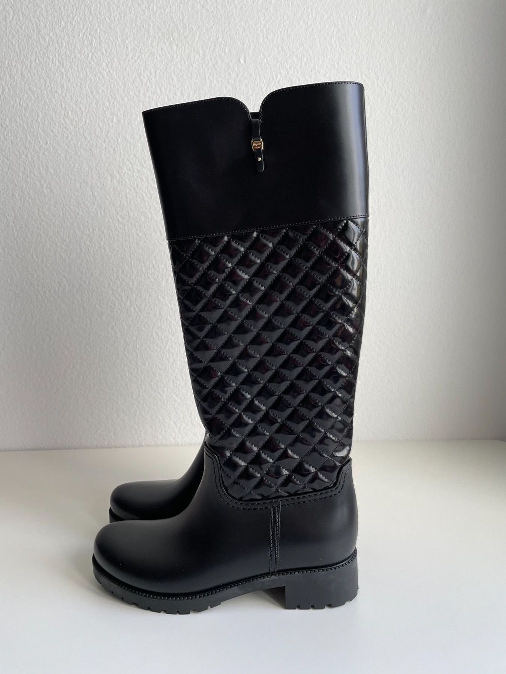 Salvatore Ferragamo Scarpe da donna: Salcatore Ferragamo Gummistiefel – Nuovo (secondo la descrizione) da Winterthur venduto da 19.19 1