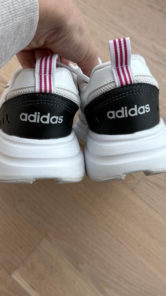 Adidas Scarpe da donna: Baskets Adidas Strutter, blanc et noir, taille 38 FR – Usato da Cham venduto da Ezhdoll 3