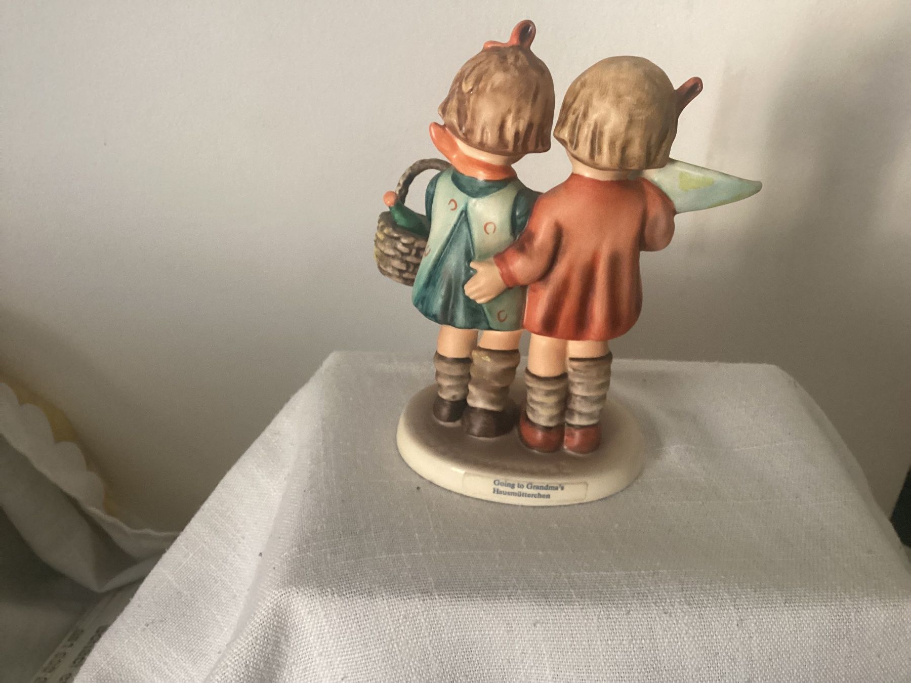 Hummel Statuette: GOEBEL  PORZELLAN FIGUR HAUSMÜTTERCHEN 1981 – Usato da Münchenstein venduto da NoSu98 1
