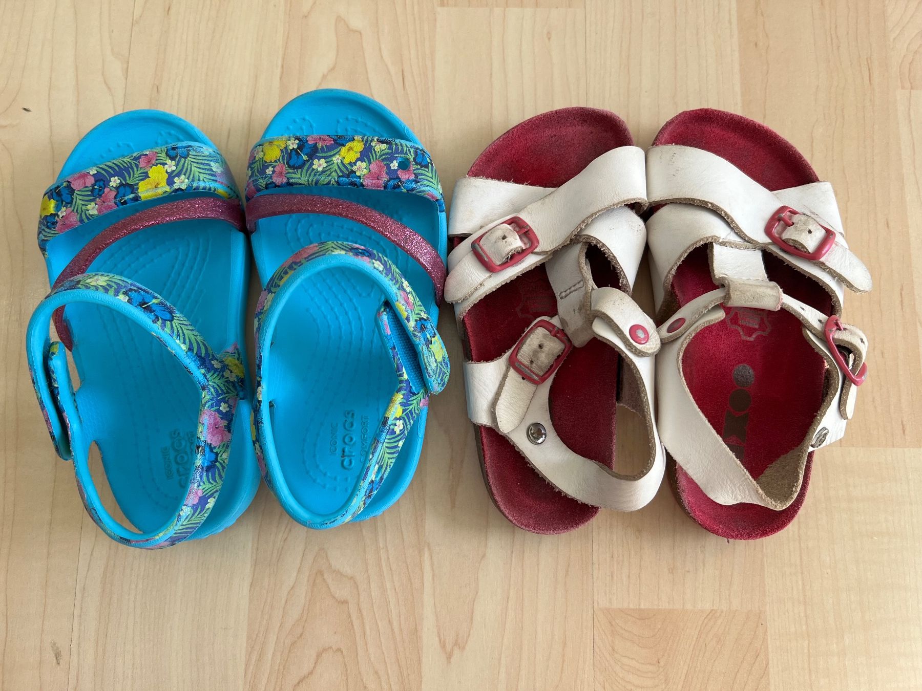 Crocs Chaussures filles: Sommerschuhe Crocs C8 + Ixoo Ledersandalen Mädchen Gr. 24-25 – D'occasion à Siebnen par dte_9kmw