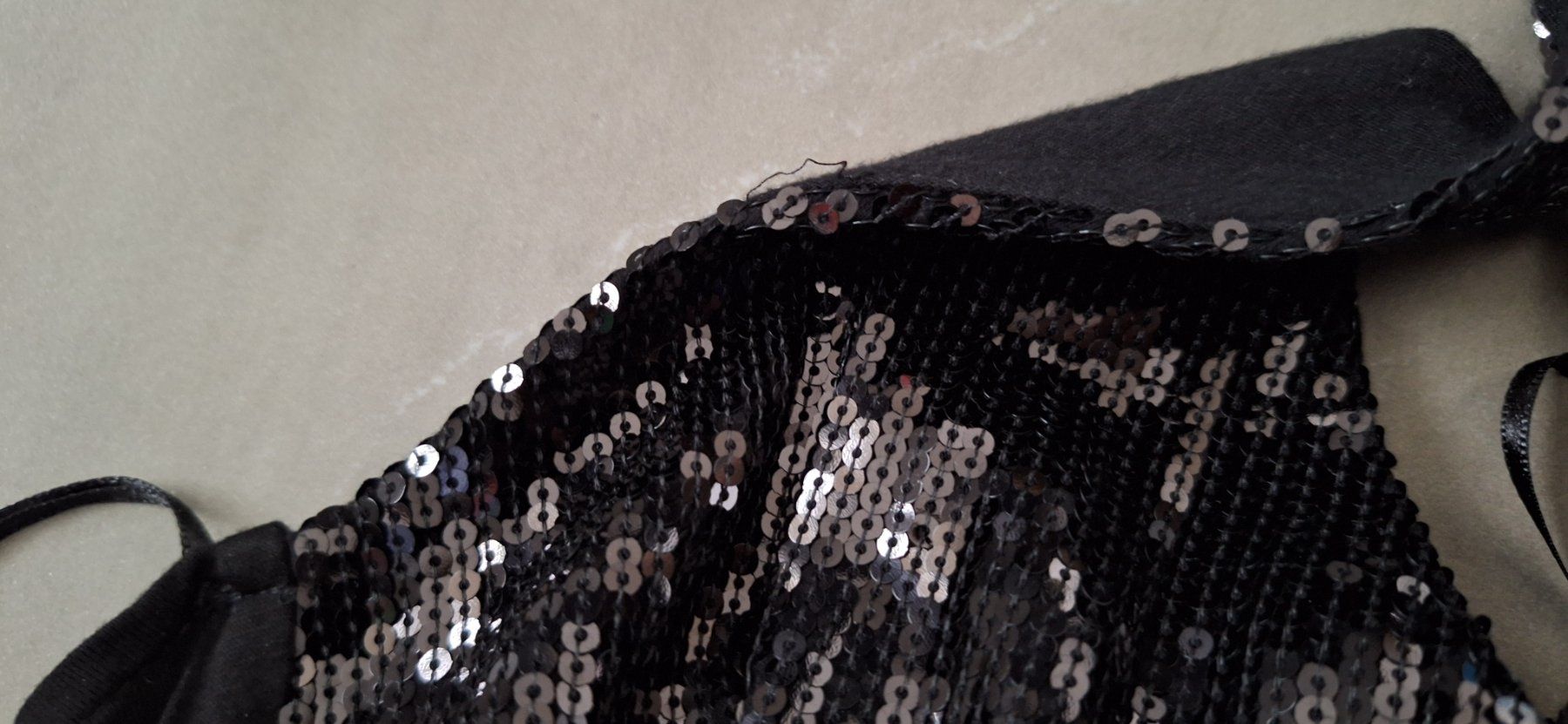 H&M Top: Schwarzes H&M Pailletten-Top Gr. 36 – Usato da Märstetten venduto da activemember 5