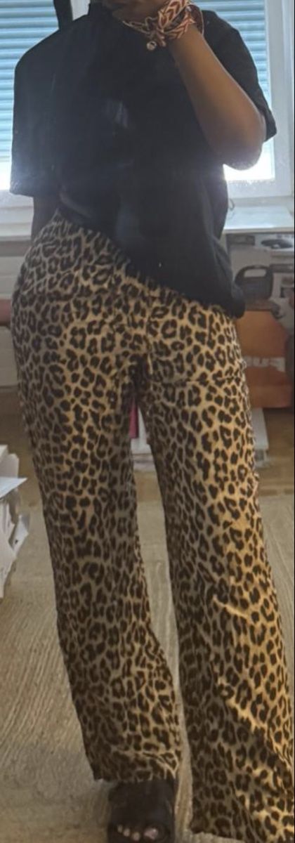 Pantalons: Pantalon léopard  – Neuf (Voir description) à Genève par tch_dw9w