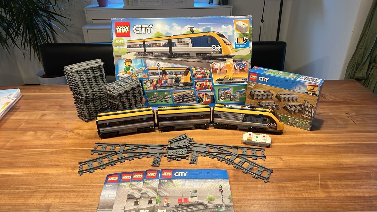 Lego Jeux de construction: LEGO City Train Set 60197 Good Condition – D'occasion à Zürich par JuneBaby12