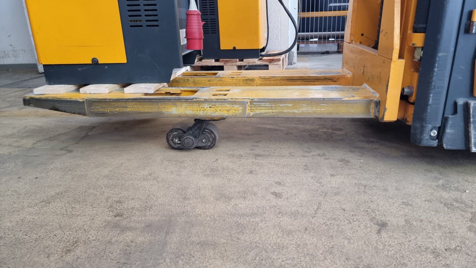 Jungheinrich Carrelli elevatori e a forche: JUNGHEINRICH Stapler EKC-Z 12,5 – Usato da Subingen venduto da Mogul2 1