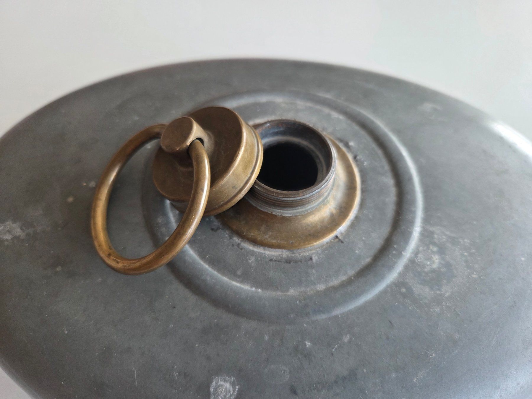 Altri elettrodomestici e apparecchi d’epoca: Antike Wärmeflasche mit Messingring – Usato da Langenthal venduto da ProBonMarken 2