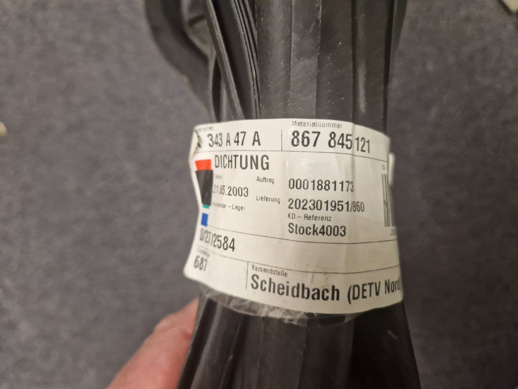Tutti pezzi di ricambio auto: Polo G40 Dichtung für Windschutzscheibe – Nuovo e nell'imballaggio originale da Unteriberg venduto da JMarty