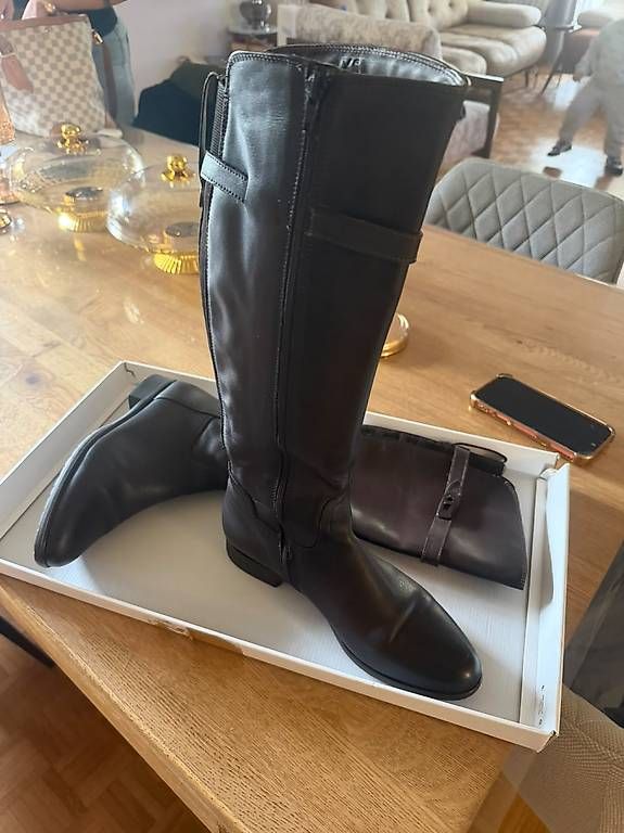 Scarpe da donna: Bottes en cuir  comme neuves – Usato da La Tour-de-Peilz venduto da lai_pdc9 1