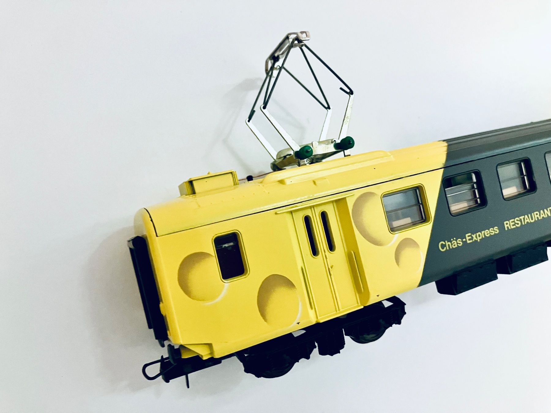 Lima Modellini di ferrovie: SBB CHÄS EXPRESS Speisewagen mit Pantho. H0 – Usato da Oberbuchsiten venduto da Orsetto24 2