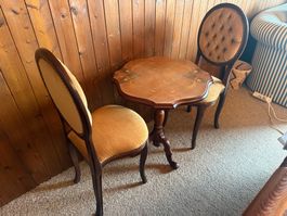 Tischchen mit 2 Stuehlen Vintage Holzmuster guter Zustand