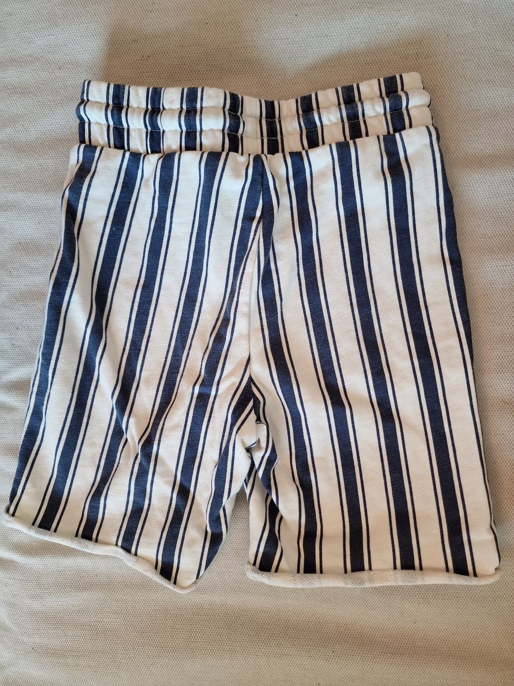 H&M Pantaloni: gestreifte Shorts Gr. 128 – Usato da Zürich venduto da Pemberleys 1