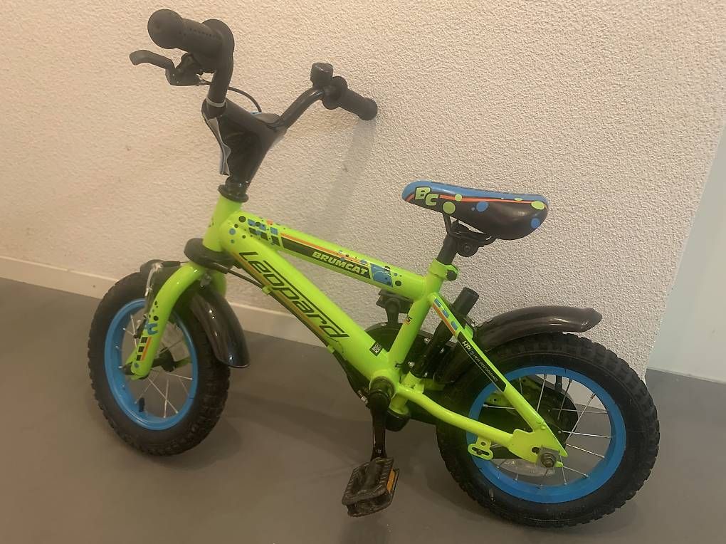 Leopard Biciclette: Kinder Velo Fahrrad mit Helm – Usato da Rupperswil venduto da fra_f75v 3