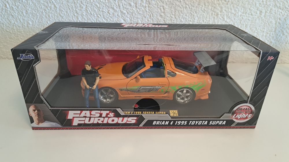 Jada Toys Fast & Furious Brian's 1995 Toyota Supra, sous-sol de voiture, modèle tuning, échelle 1:18, portes et coffres à ouvrir, capot amovible, avec figurine Brian O'Conner Orange : Jada Toys