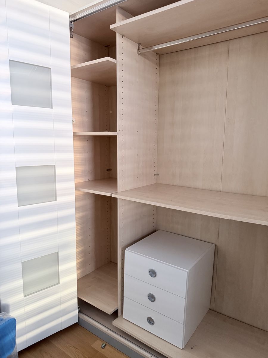 Schränke: Wardrobe with shelves and white glass doors – Gebraucht aus Oberägeri von eve_w5nl 2