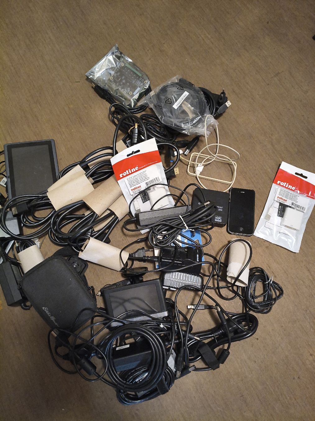 Câbles: Various electronic accessories and cables mixed lot – D'occasion à Zürich par TrainLine 5