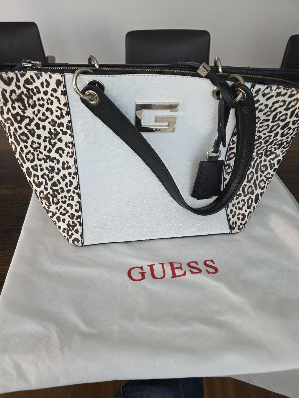 Guess Taschen für Damen: Handtasche Guess weiss Leopardmuster – Gebraucht aus Goldach von Gusi60