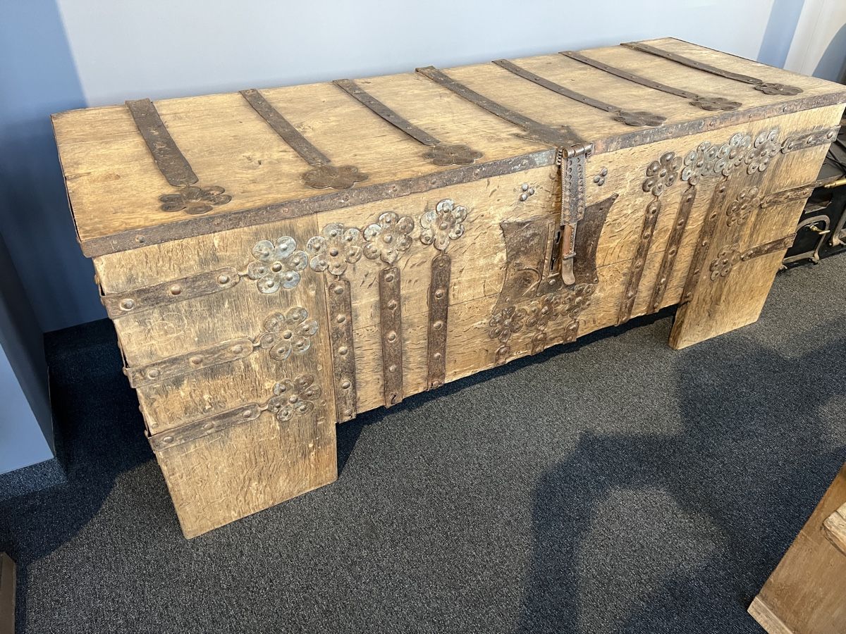 Truhen: Gotische Truhe – Gebraucht aus Gossau SG von Keller-Antiques