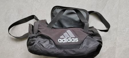Adidas Sporttasche schwarz mit Umhängegurt guter Zustand