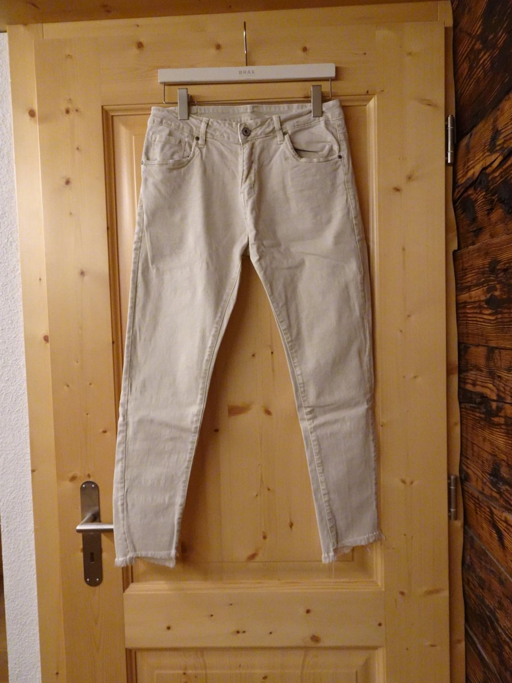 Jeans: Damen Stretch Jeans hellbeige Gr. ca 40 - 42672 – Usato da Küssnacht am Rigi venduto da Good4Deckeli